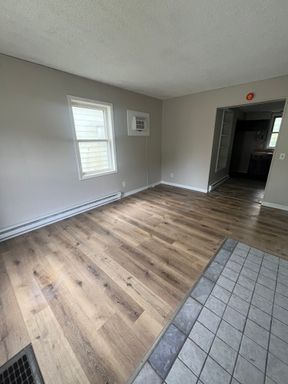 Freshly painted with new carpet in bedroom! – photo 1