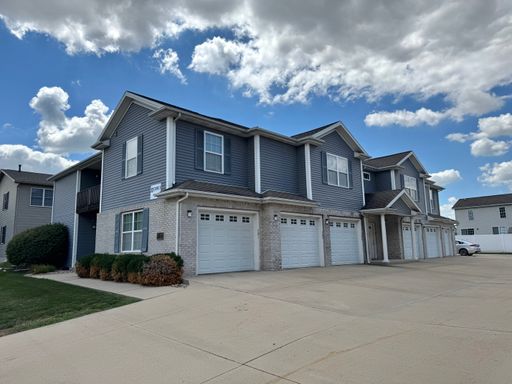 One Bedroom with Attached Garage! – photo 1