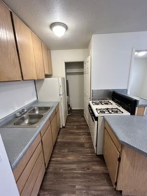GET UP TO 4 WEEKS FREE (OAC)!! Low-Income 1-Bedroom Apartment Coming Available! – photo 1
