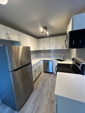 NO RENT UNTIL 10/1 (OAC) - Top Floor Renovated 1-Bedroom Apartment in South Salt Lake! – photo 1