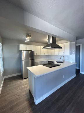 NO RENT UNTIL OCTOBER 1ST AND ONLY A $99 DEPOSIT (OAC)- Newly Renovated 1-Bedroom Apartment in South Salt Lake! – photo 1