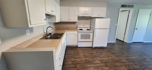 1 MONTH FREE - Top Floor 2 Bed In SLC Avenues Available! – photo 1