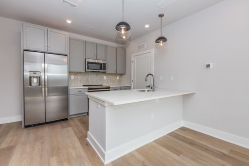 Luxury Two Bedroom Apartment + Balcony – photo 1