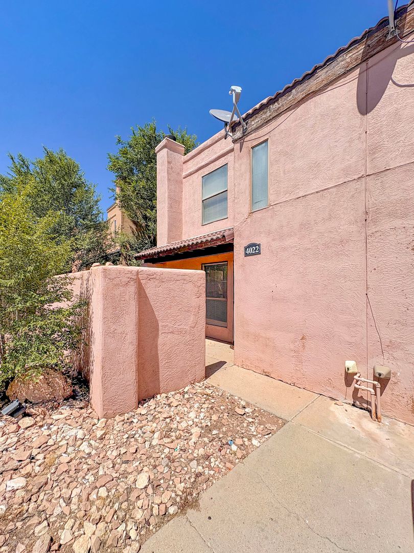 Hobbs Apartment: 4016-4022 North Calle Grande