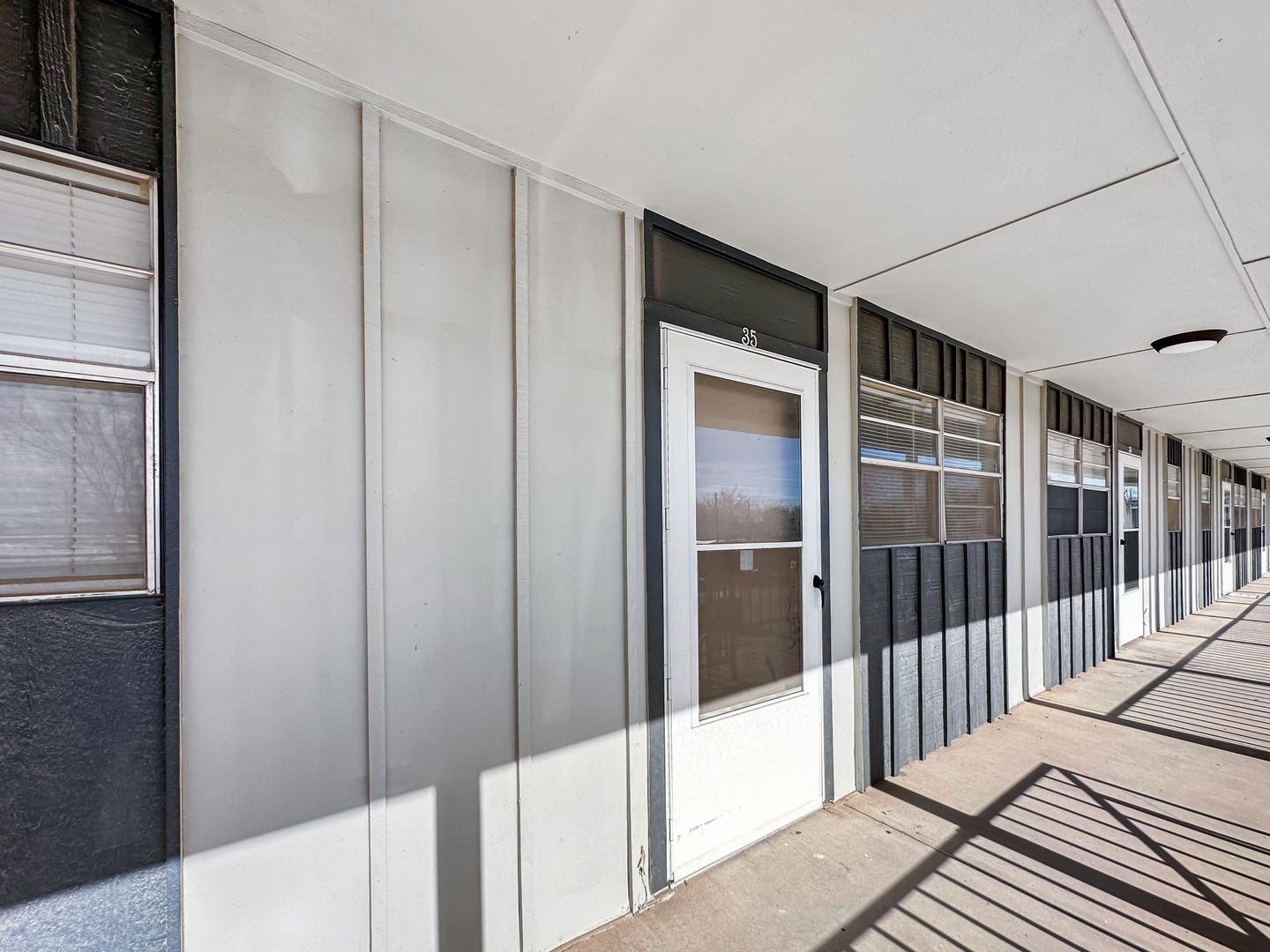 Hobbs Apartment: 901 East Michigan Drive