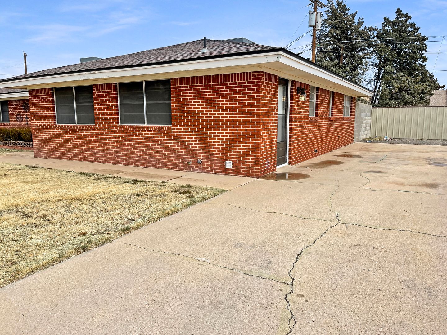 Hobbs Apartment: 2612-2614 East Sunset Circle