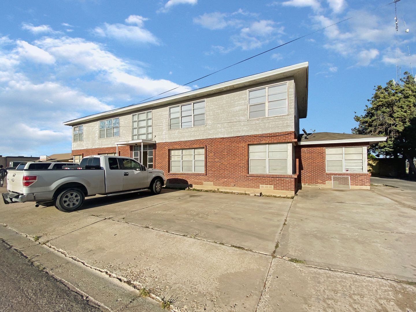 Hobbs Apartment: 1000 North Linam Street