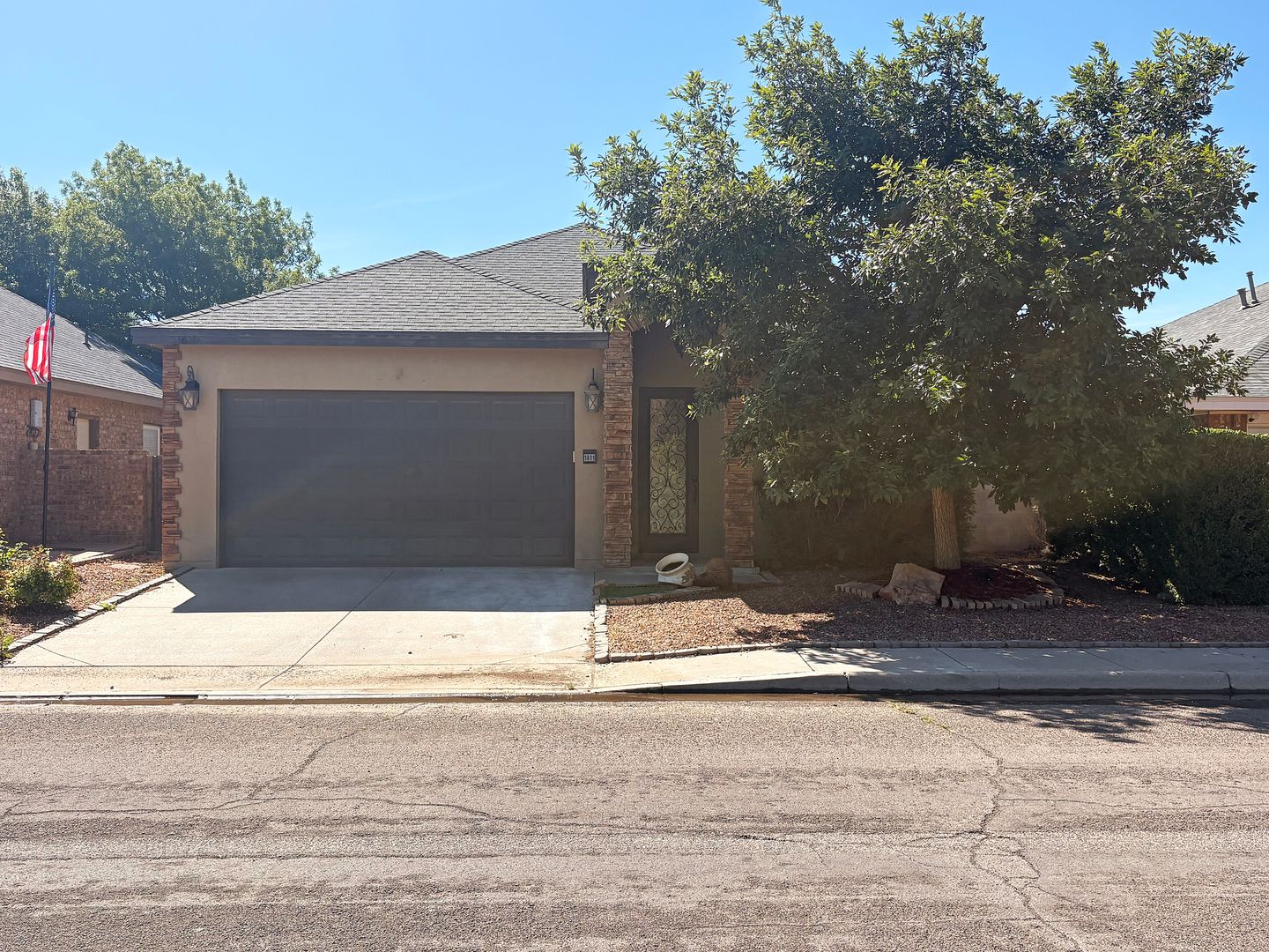 Hobbs House: 1611 Camino Del Arco