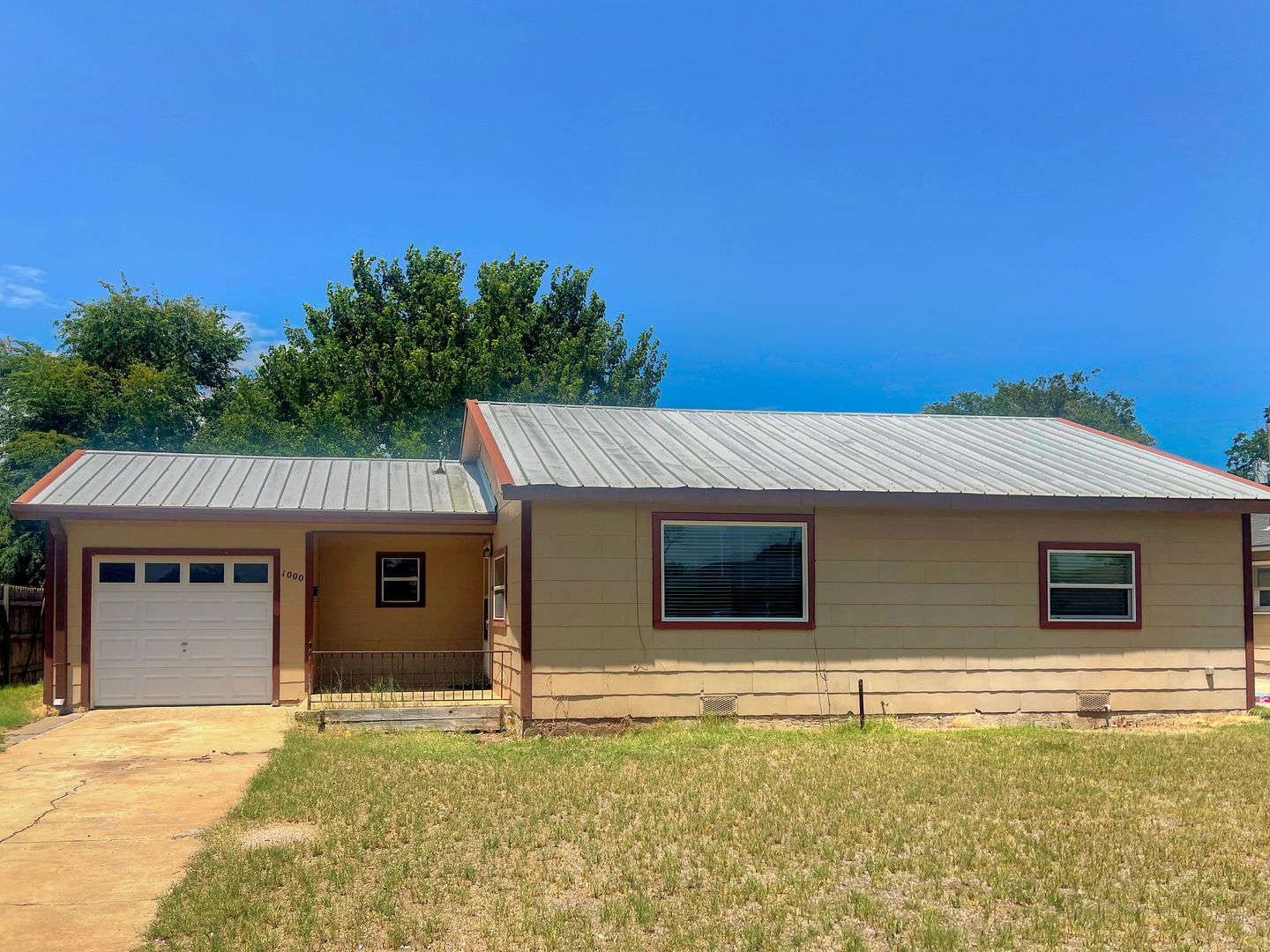 Hobbs House: 1000 E Llano Dr.