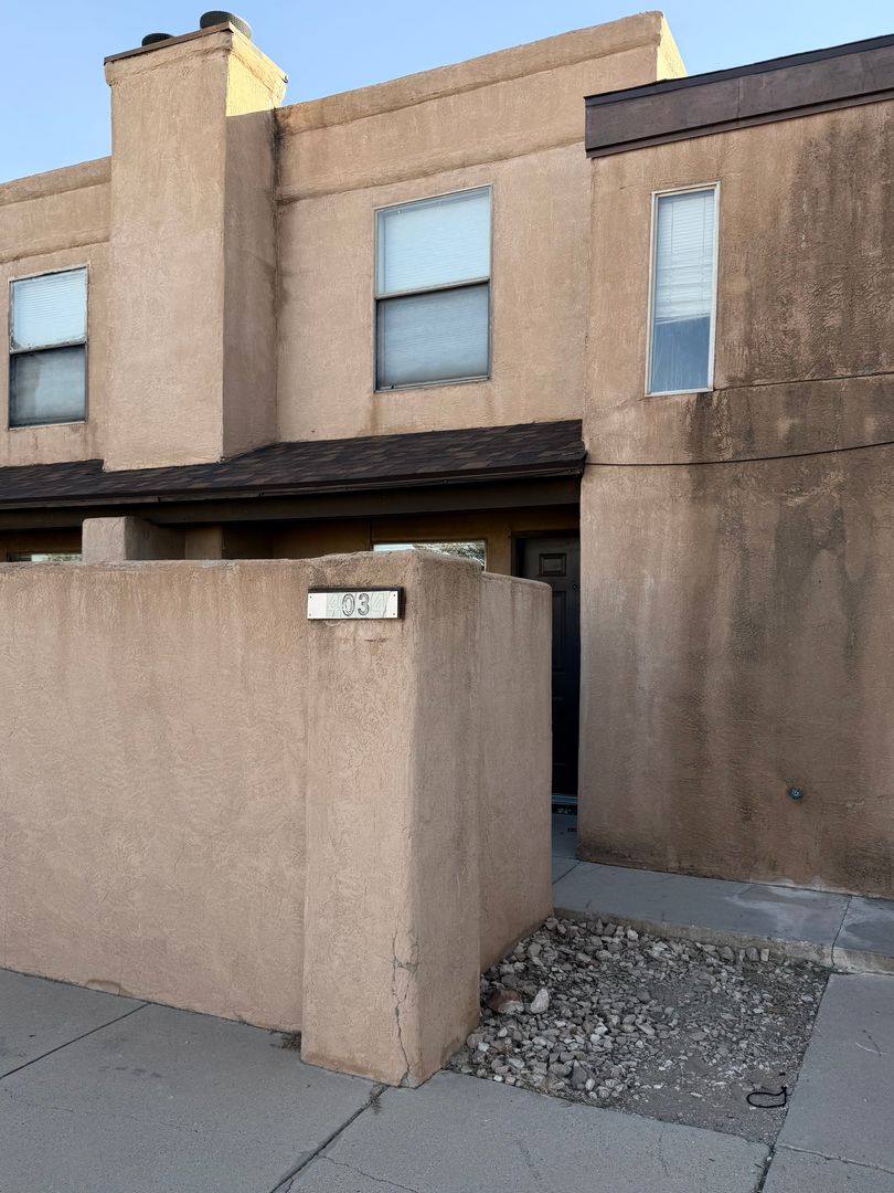 Hobbs Apartment: 4032-4038 Calle Grande