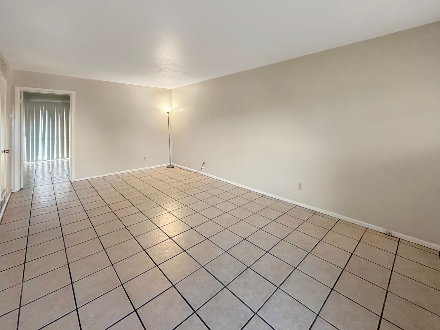 Hobbs Apartment: 901 East Michigan Drive