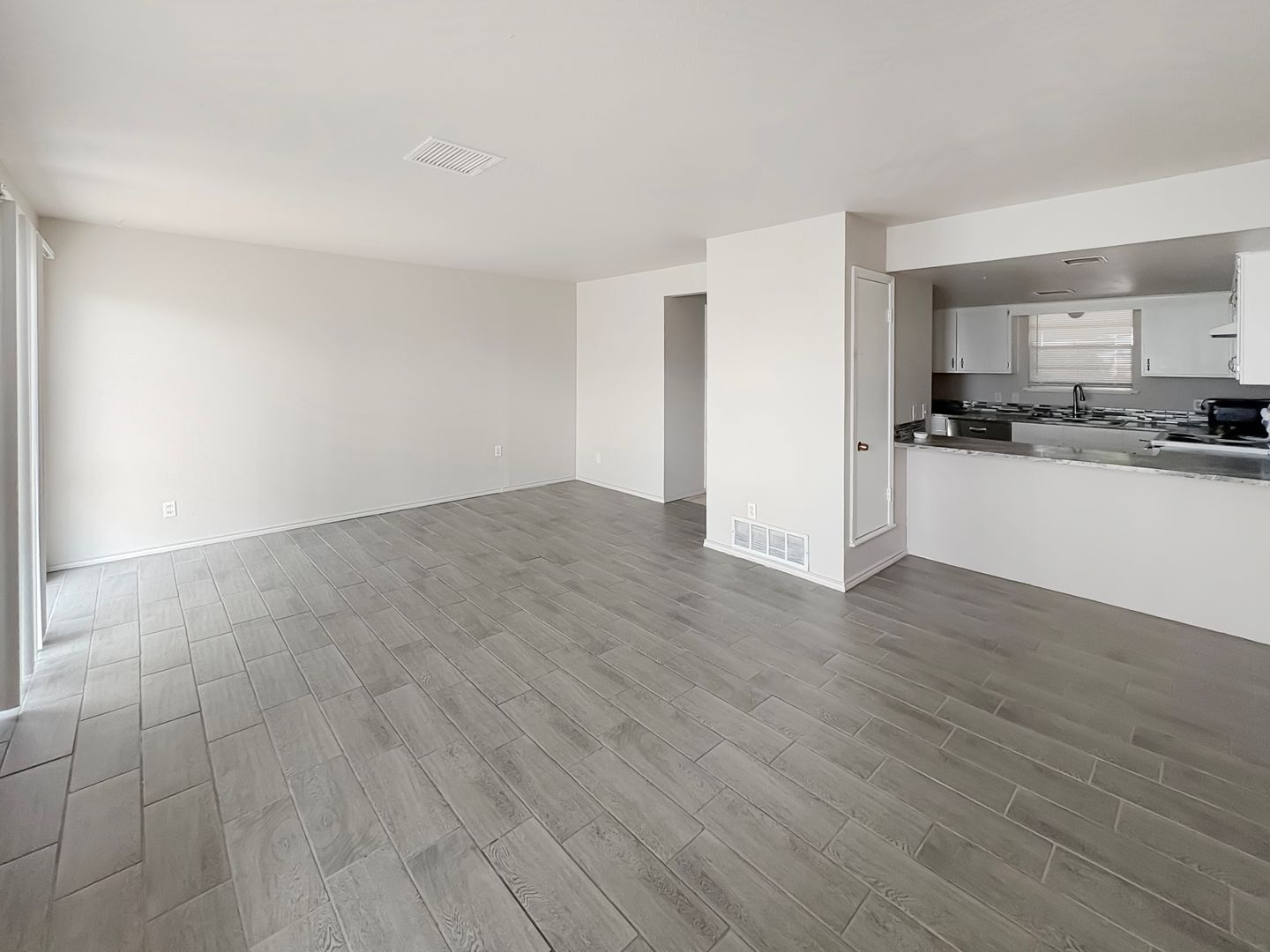 Hobbs Apartment: 901 East Michigan Drive