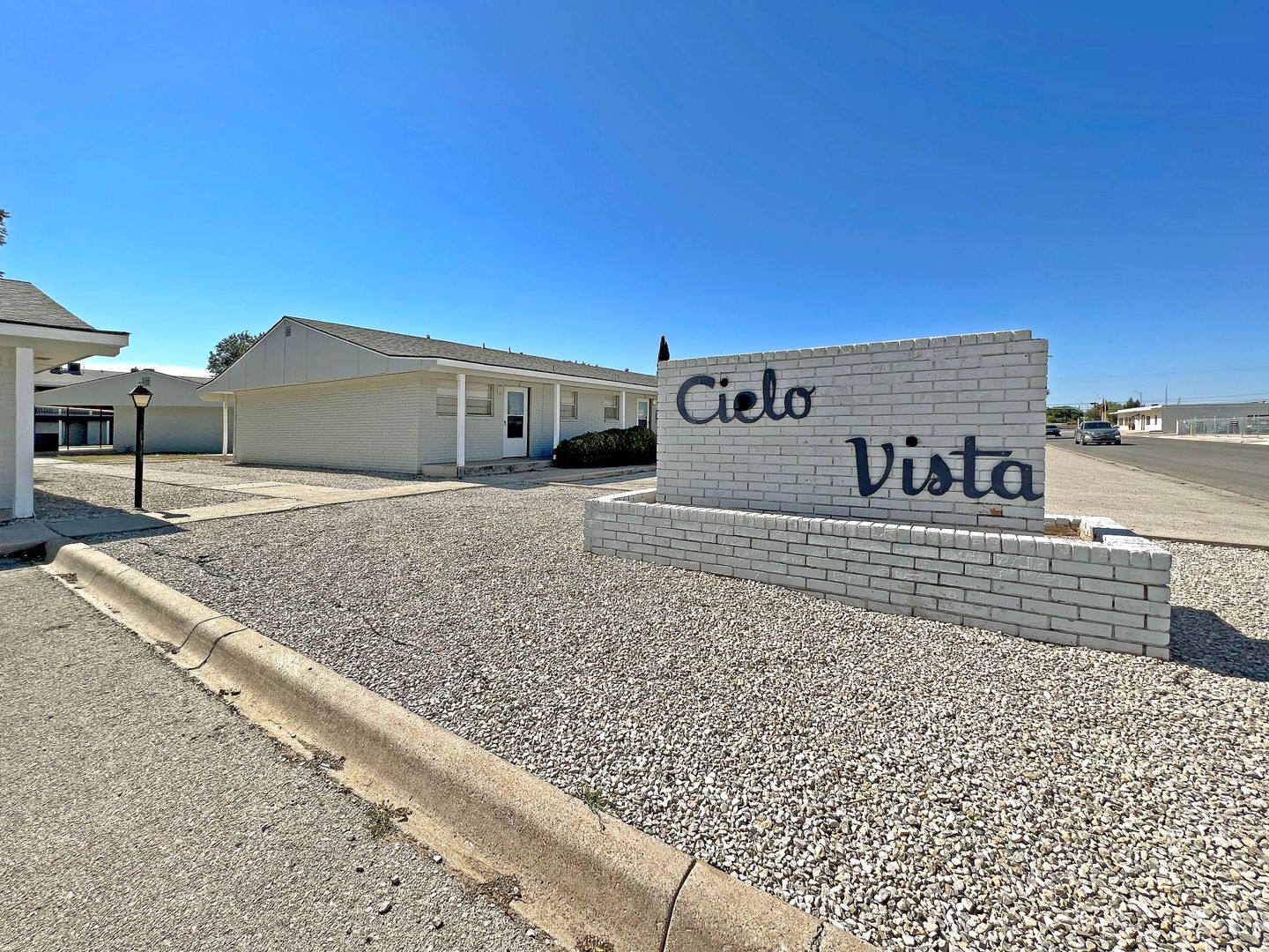 Hobbs Apartment: 901 East Michigan Drive