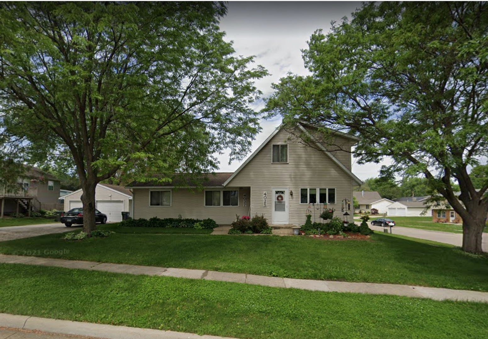 Cedar Falls Apartment: 4025 - 4027 Heritage Rd.
