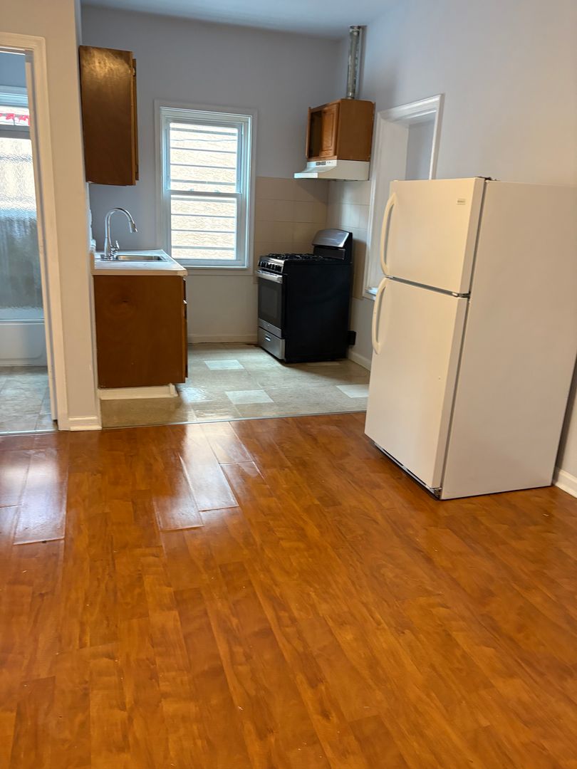 Chester Apartment: 827-829 W 9th