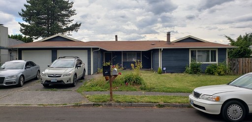 Super Spacious Duplex-Large Yard Too