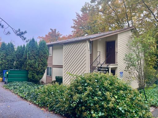 Single level top floor 2 bed Flat w/nice sized deck – photo 1