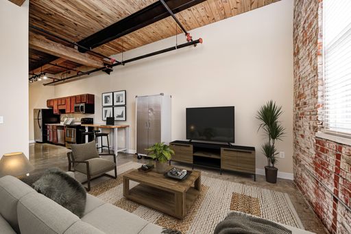 Head-Turning Two Bedroom, One Bathroom Overlooking our Small Courtyard – photo 1