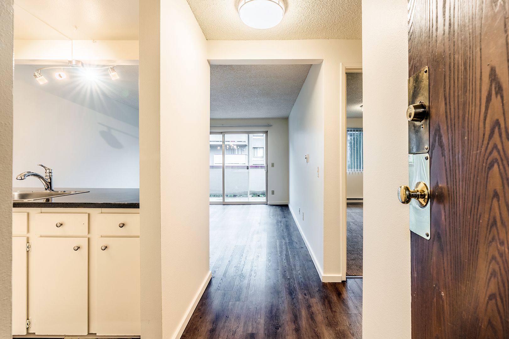 Bellevue Apartment: 425 Bellevue Way SE