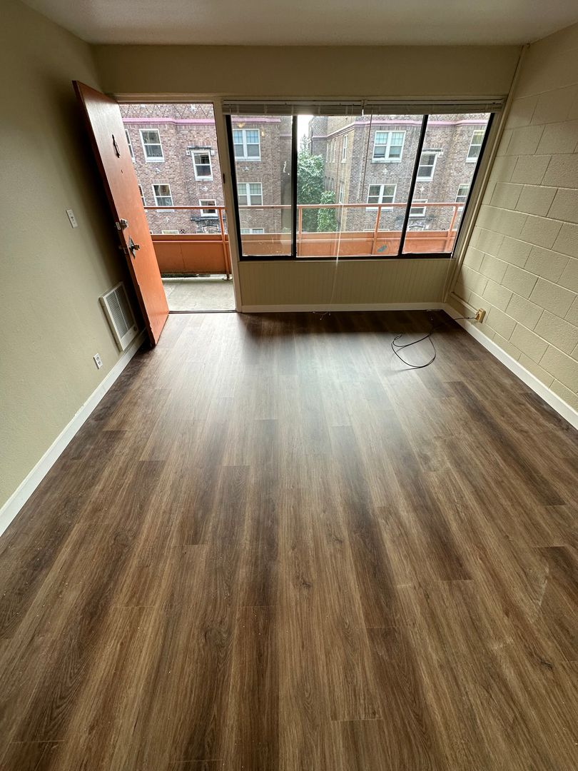 Seattle Apartment: 1120 NE 43rd St