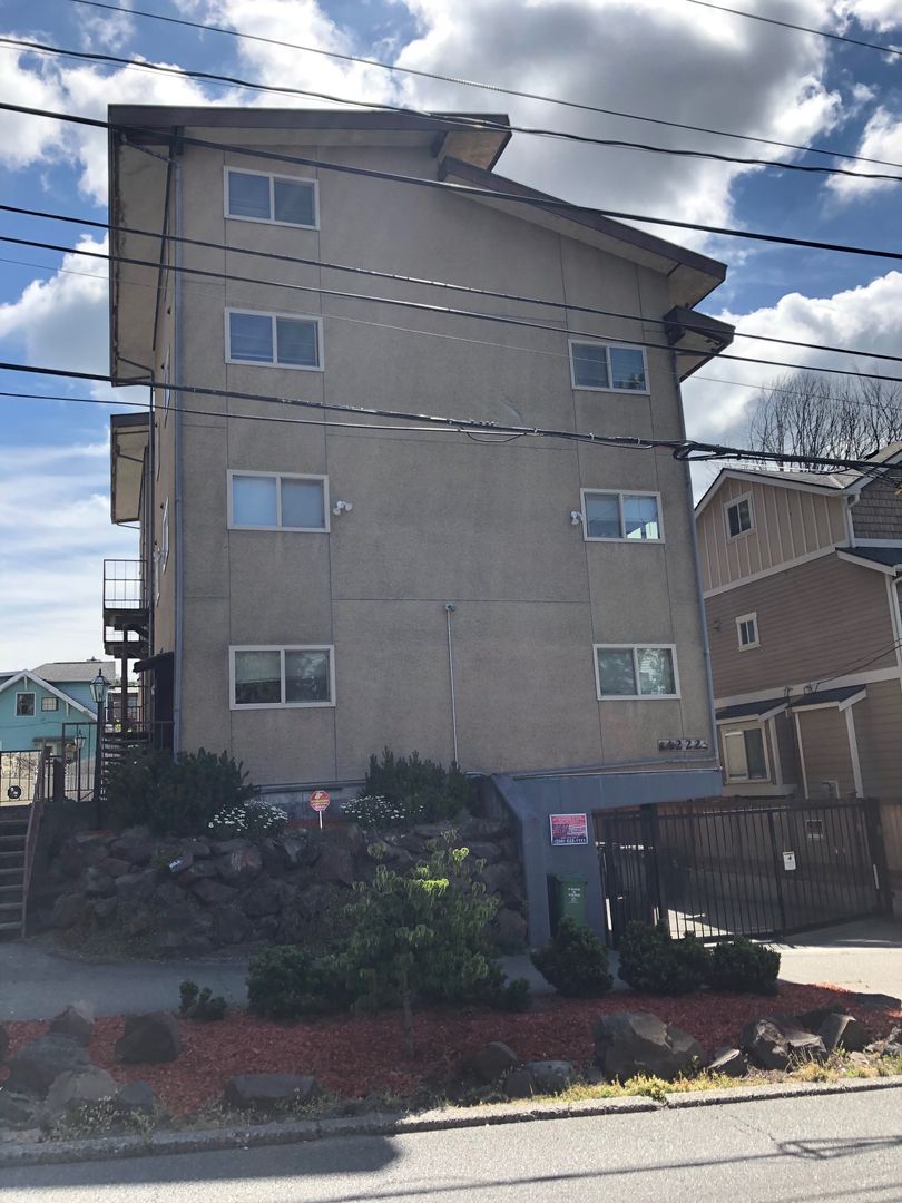 Seattle Apartment: 4222 - 7th Ave NE
