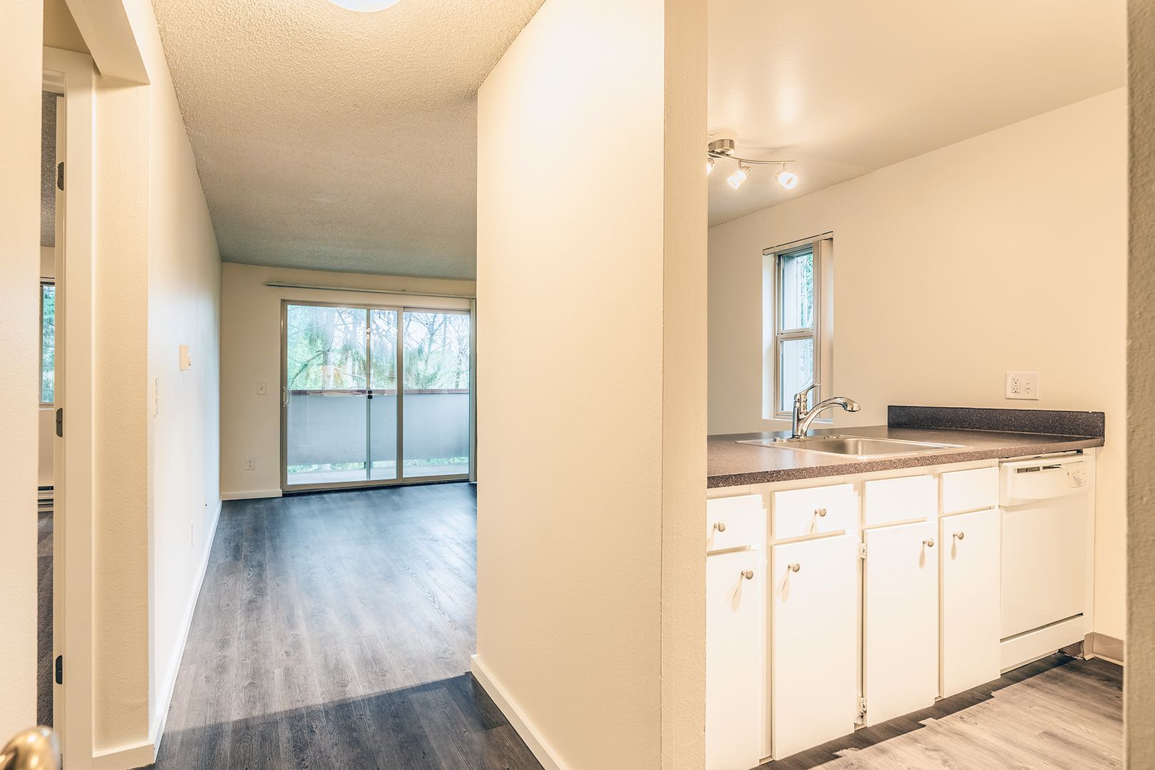 Bellevue Apartment: 425 Bellevue Way SE