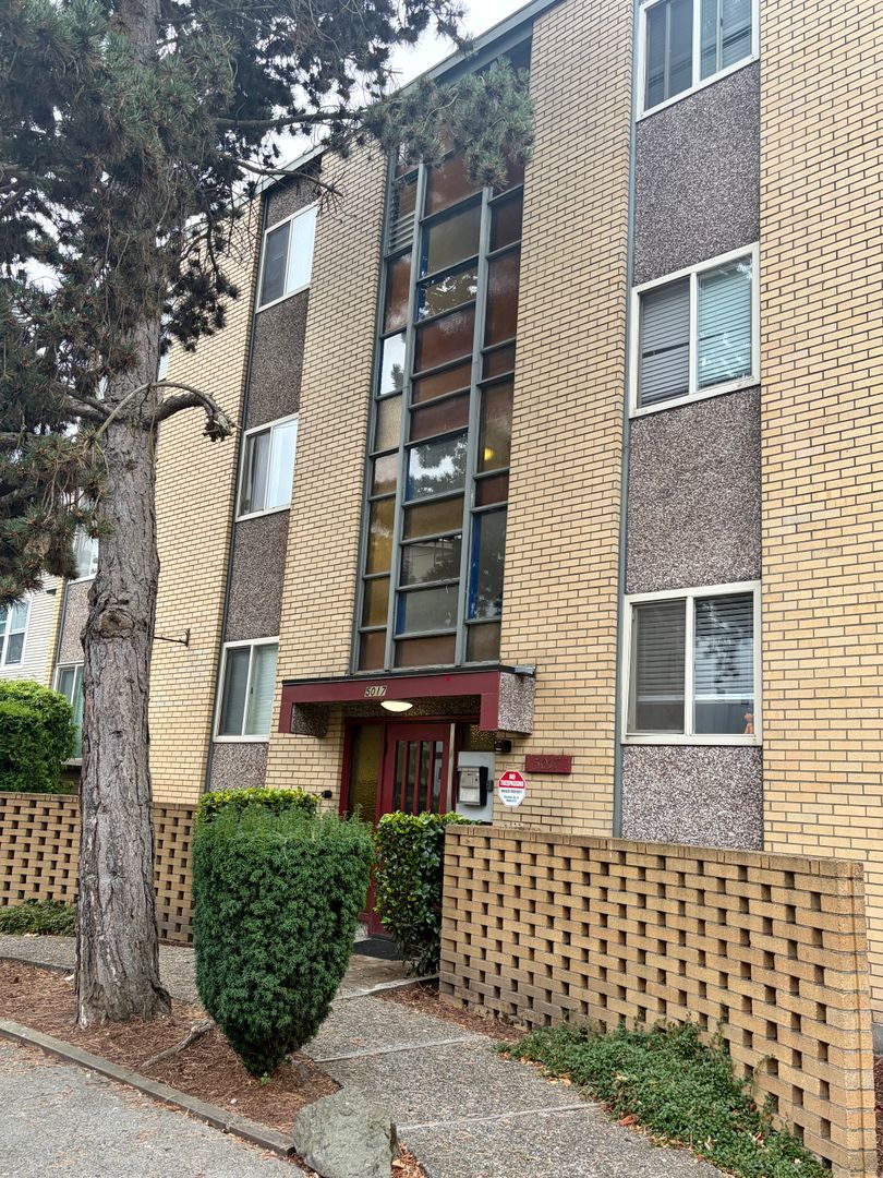 Seattle Apartment: 5017 15th Ave NE