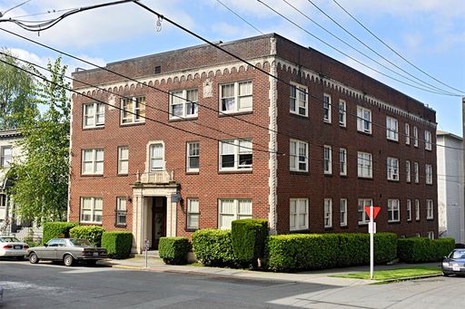 Studio- Capitol Hill. Classic Brick Building. Hardwood Floors. laundry on site. – photo 1