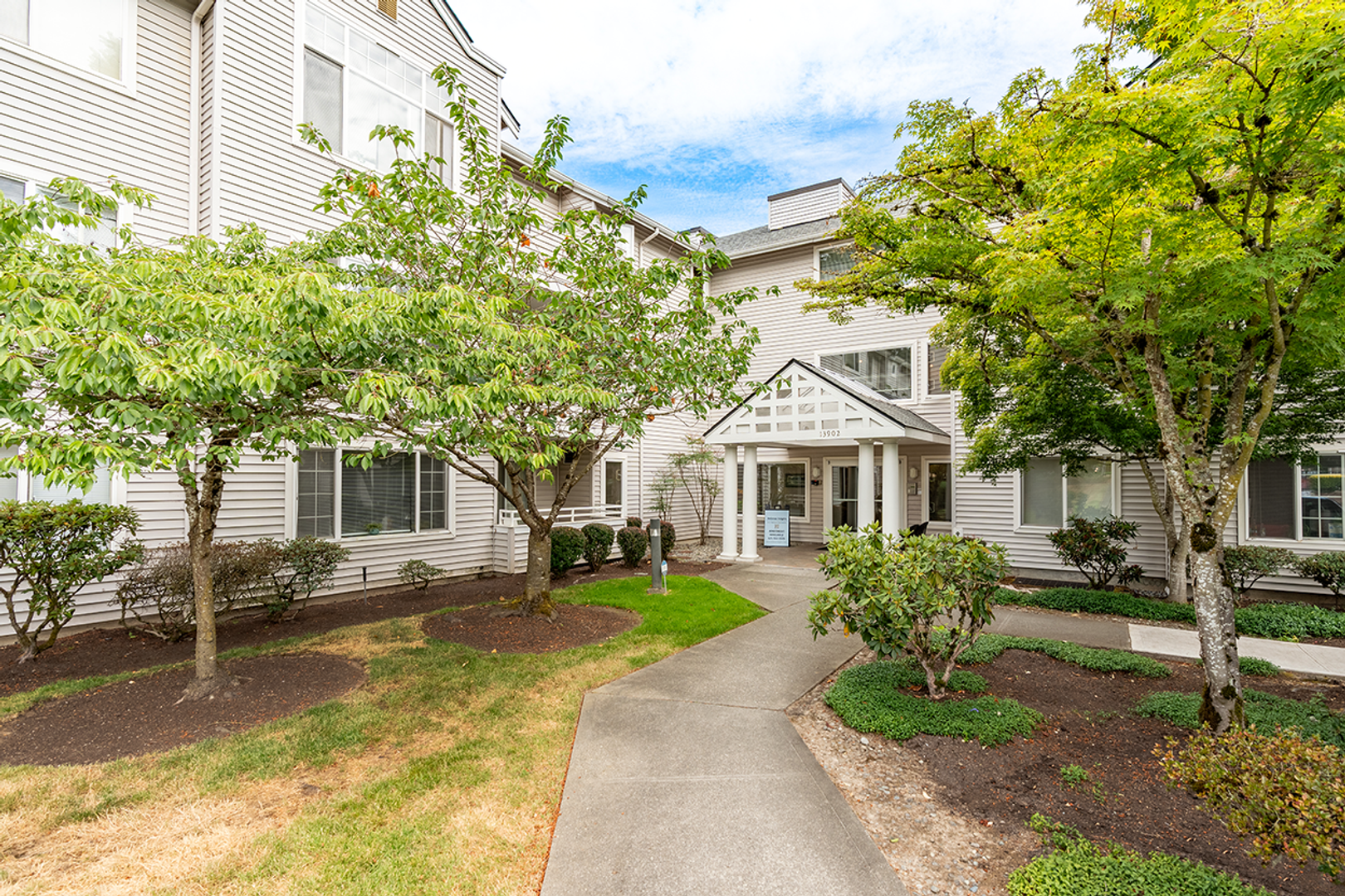 Bellevue Apartment: 13902 NE 8th St