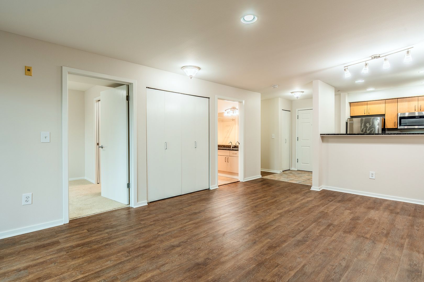 Seattle Apartment: 422 1st Ave W