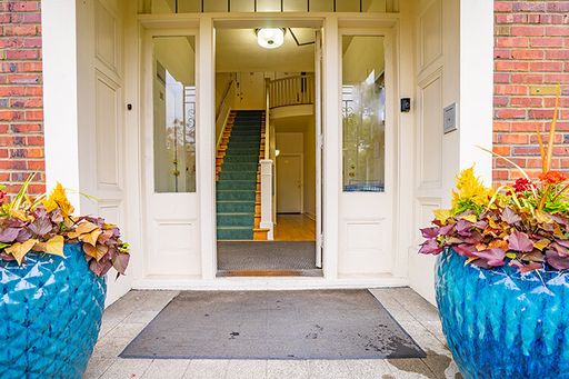 Timeless Elegance! Charming, Corner Studio Unit! – photo 1