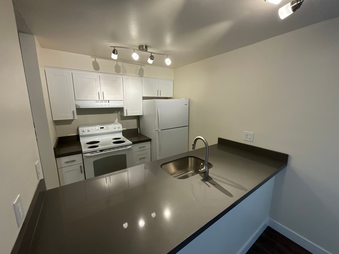 Bellevue Apartment: 425 Bellevue Way SE
