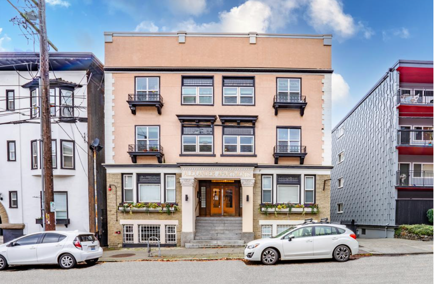 Seattle Apartment: 1711 Bellevue Ave