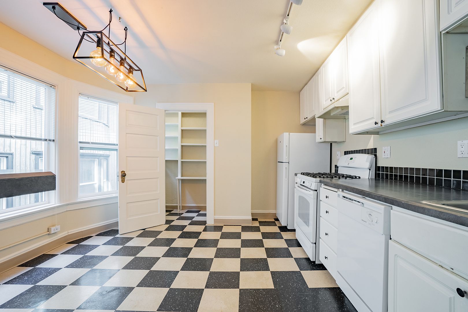 Seattle Apartment: 1711 Bellevue Ave