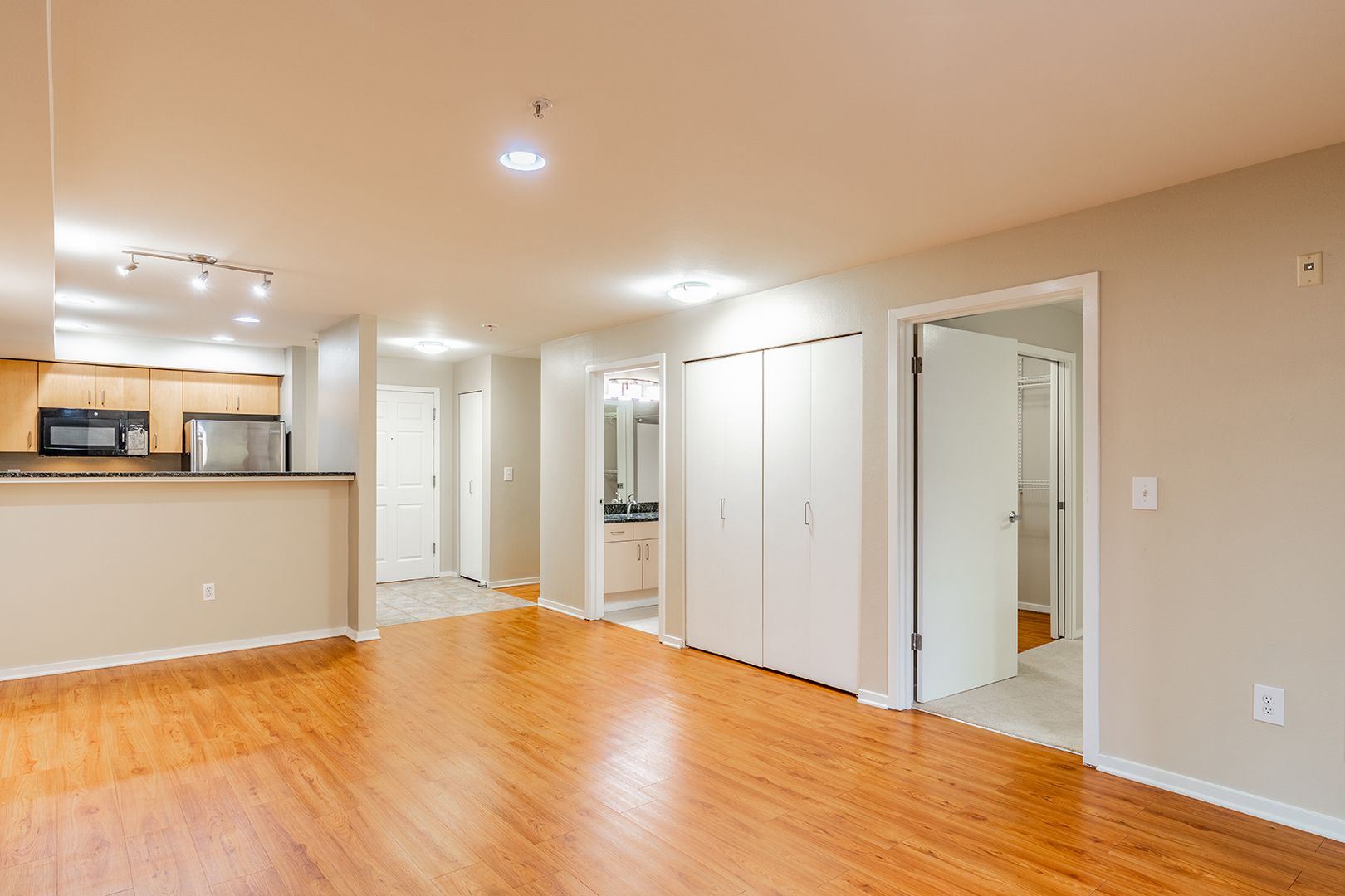 Seattle Apartment: 422 1st Ave W