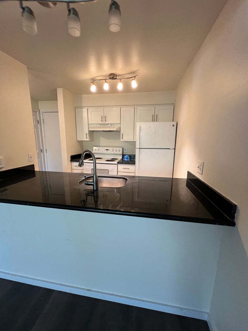 Bellevue Apartment: 425 Bellevue Way SE
