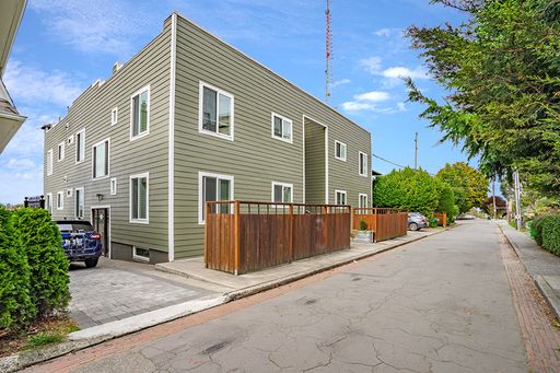 ***SEPTEMBER RENT FREE + FREE STORAGE!*** 1415 1st Ave N Apartments: charm, carpet or hardwoods! Views! Storage! Cats ok! – photo 1