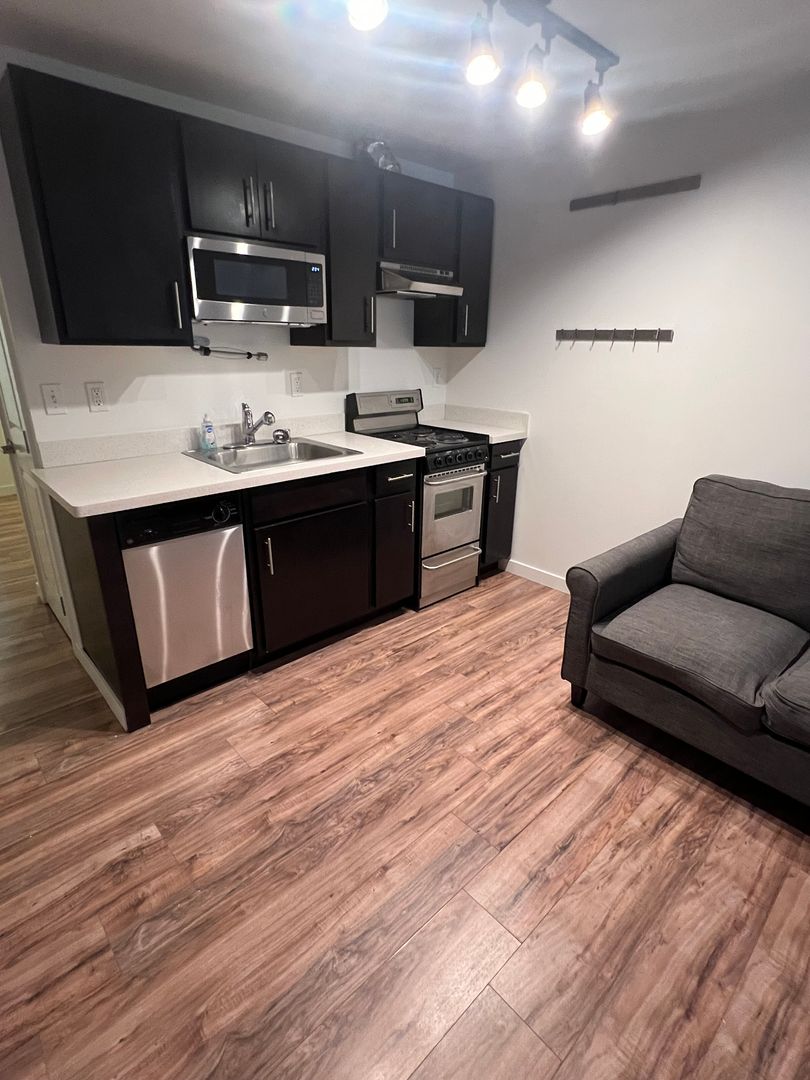Seattle Apartment: 535 16th Ave E / 1531 E Mercer