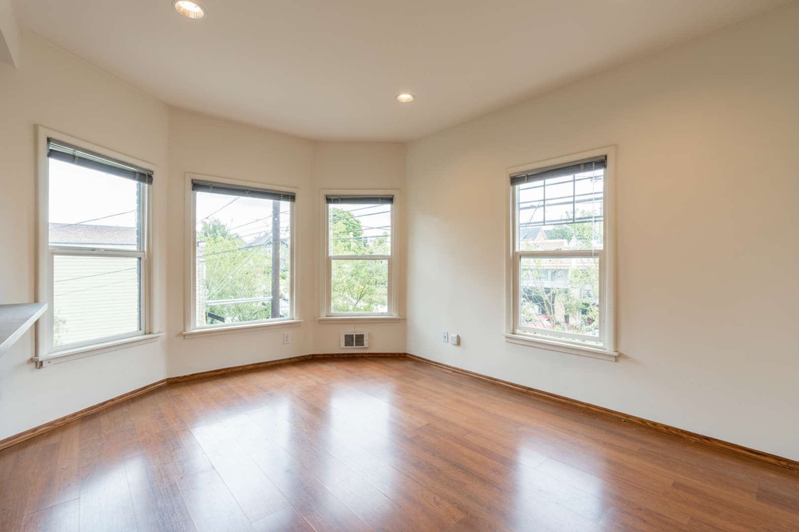 Seattle Apartment: 2402 7th Ave W