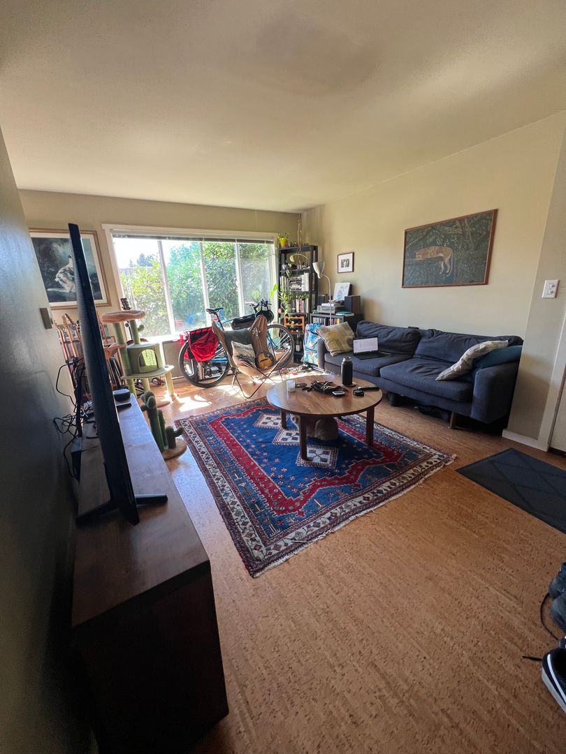 Seattle Apartment: 3855 34th Ave W