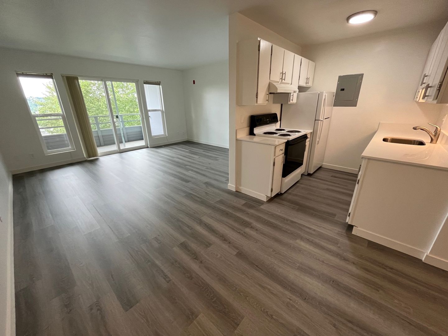 Renton Apartment: 351 Vuemont Pl NE