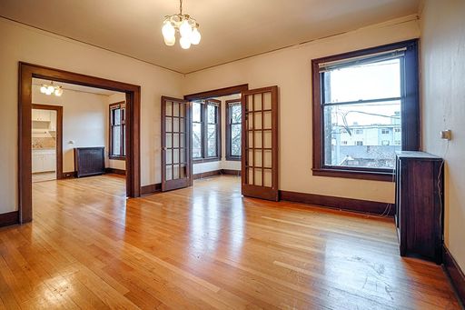 Large Beautiful Top Floor 1-Bedroom! September Free! – photo 1