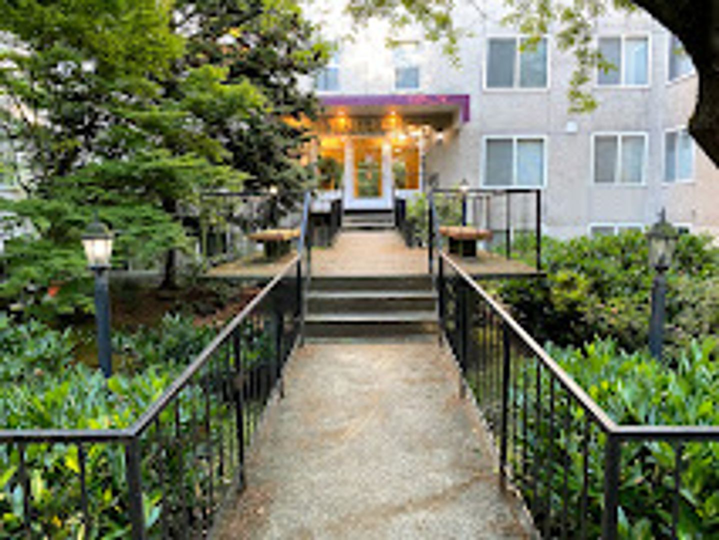 Seattle Apartment: 617  3rd Ave W