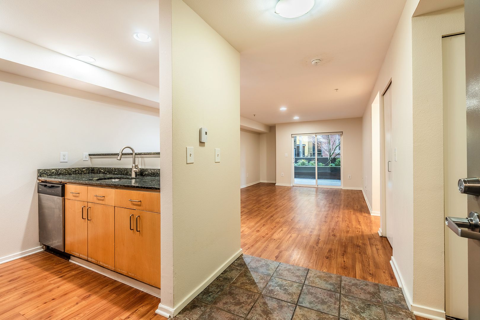 Seattle Apartment: 422 1st Ave W