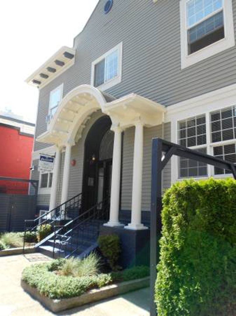 Seattle Apartment: 1529 Boylston Ave