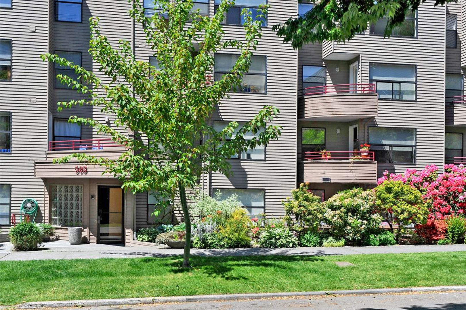 Seattle Apartment: 503 13th Ave E