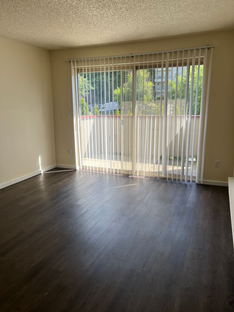 Bellevue Apartment: 425 Bellevue Way SE