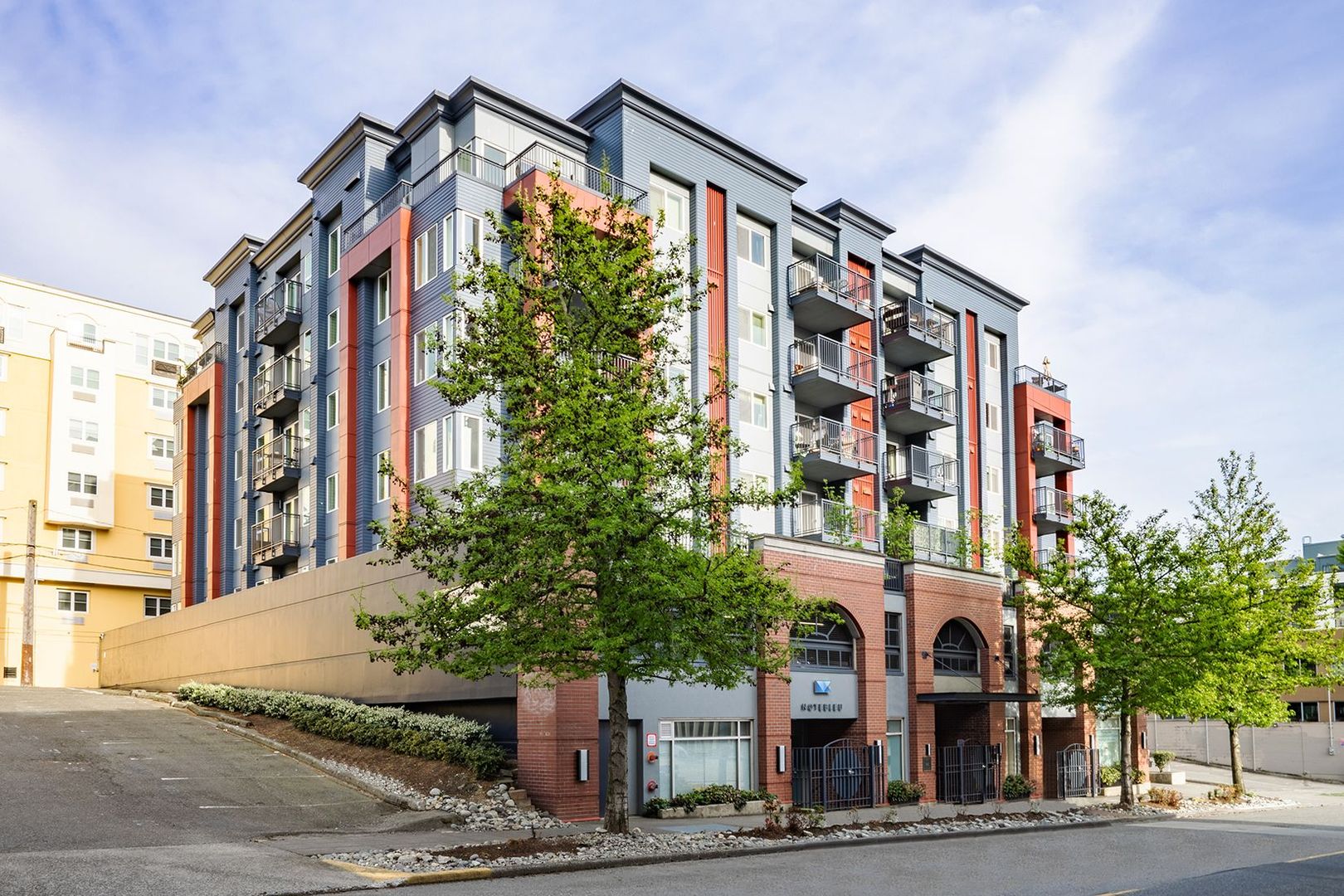 Seattle Apartment: 422 1st Ave W