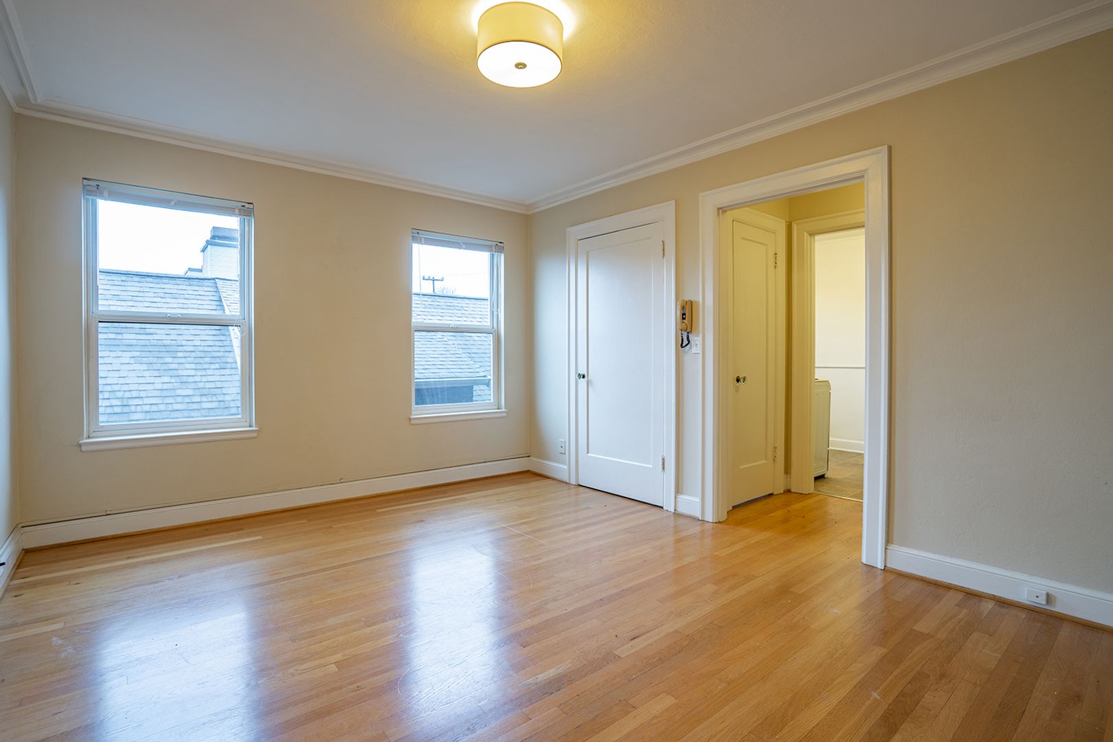 Seattle Apartment: 2027 Eastlake Ave E