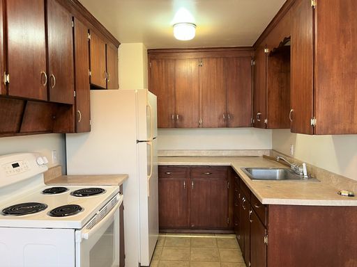 2 bed 1 bath with dishwasher and hardwood floors. – photo 1